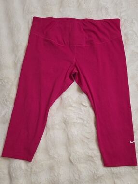 Nike Womens Fuchsia Pink Capri Leggings